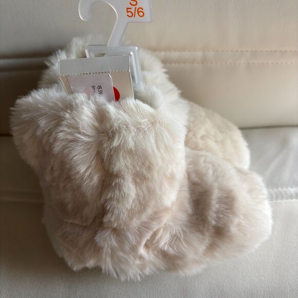 Cat & Jack Little Girl's S 5-6 Dallas Fur Cream Bootie Slippers - Picture 3 of 4